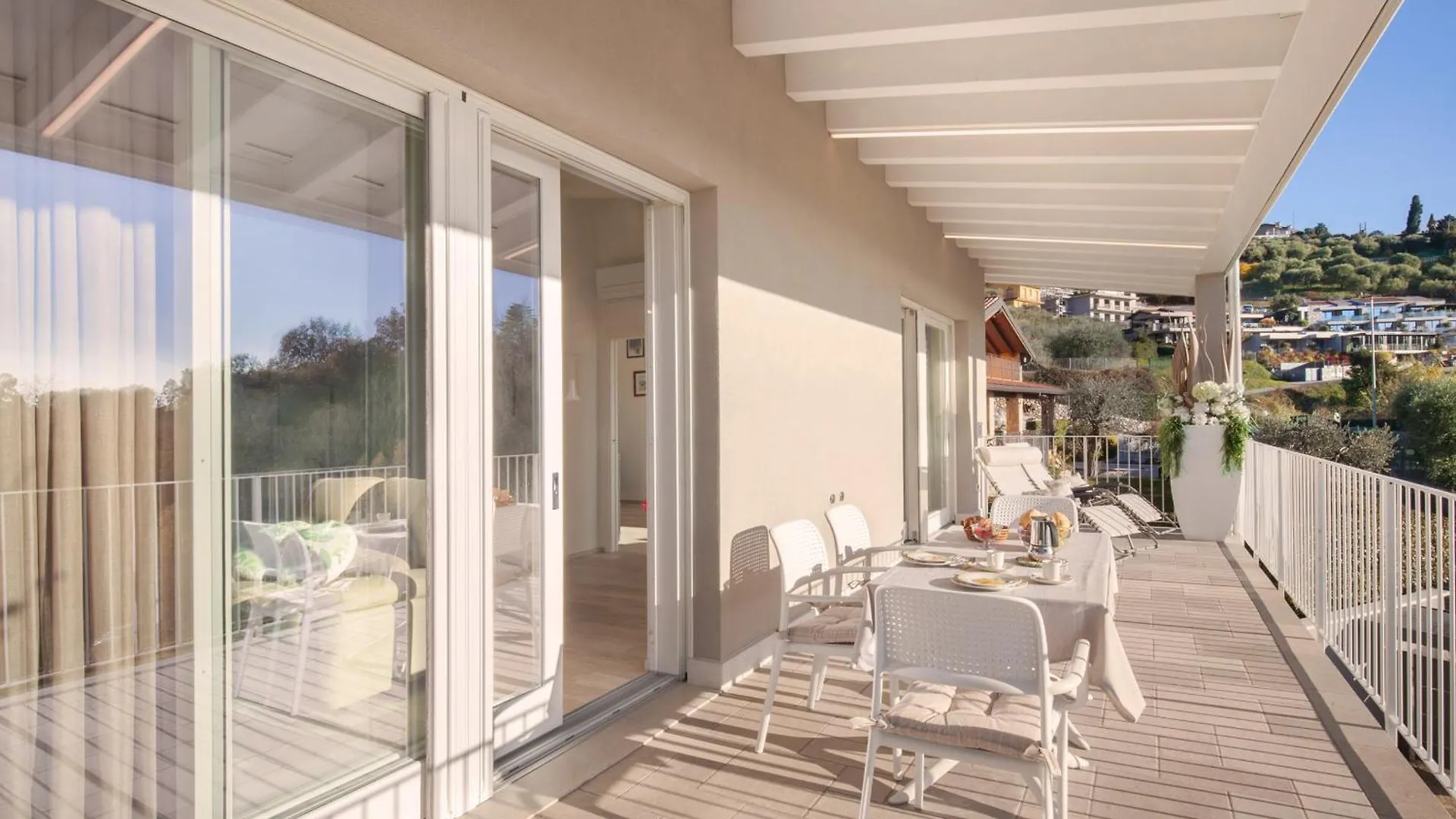 White Apartment In Marciaga Di Costermano