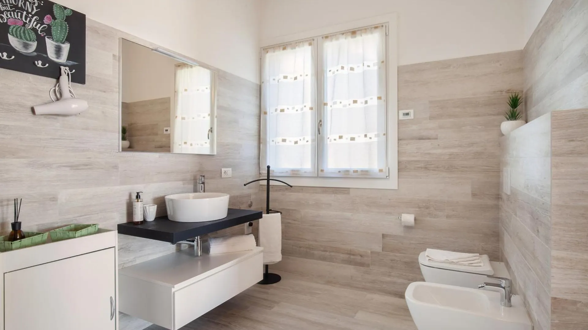White Apartment In Marciaga Di Costermano 0*,
