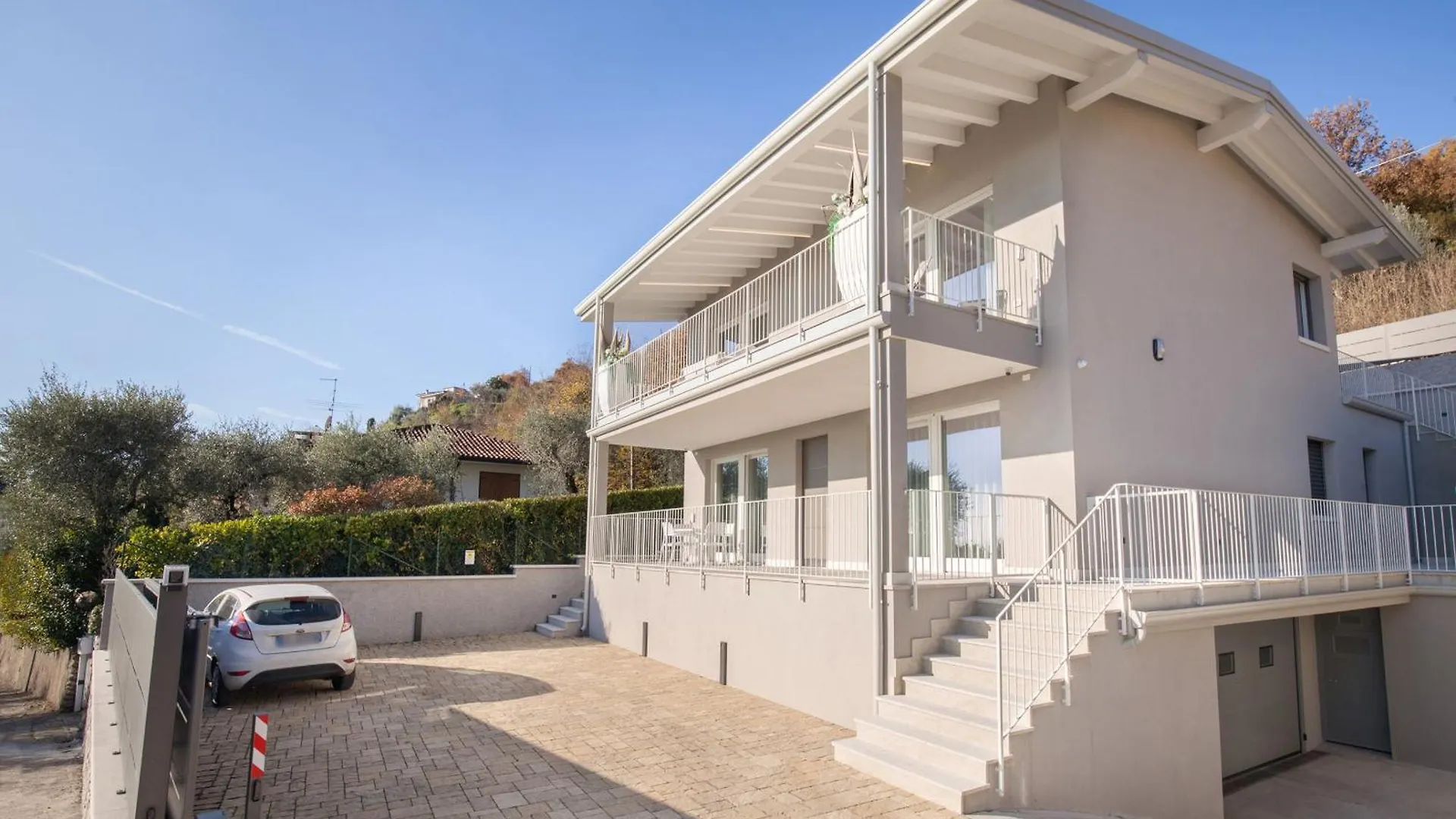 White Apartment In Marciaga Di Costermano