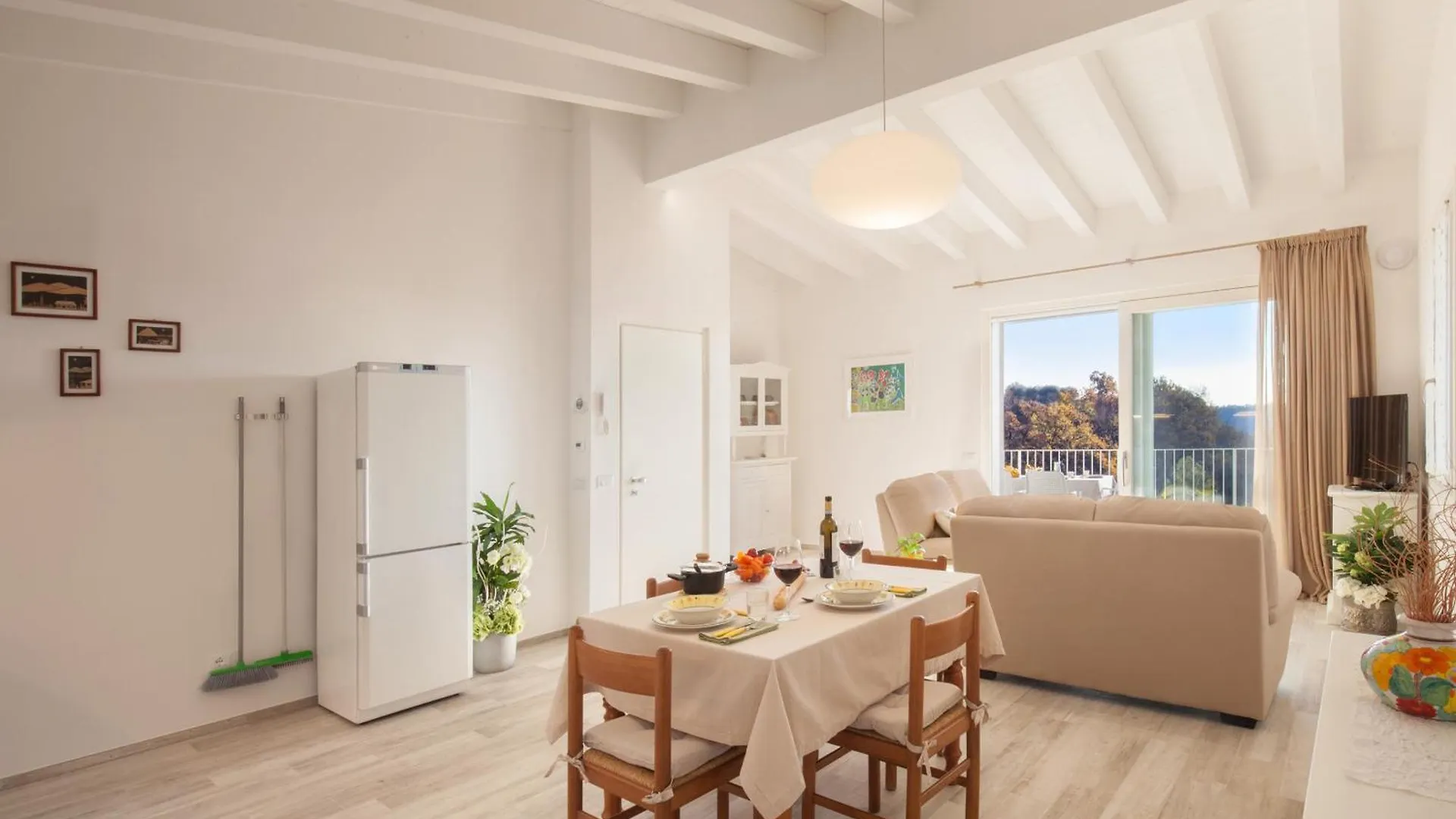 White Apartment In Marciaga Di Costermano