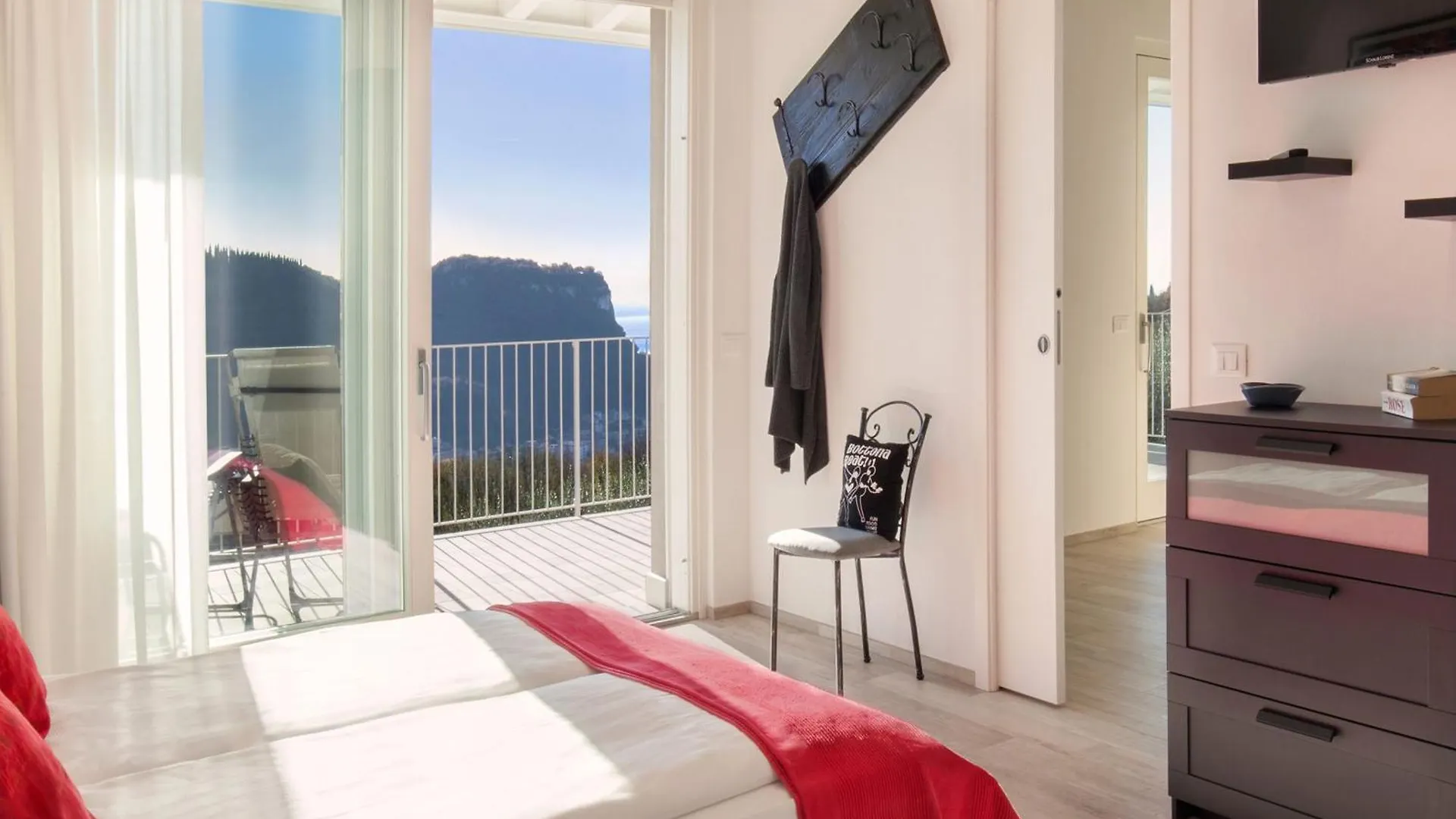 White Apartment In Marciaga Di Costermano Itálie