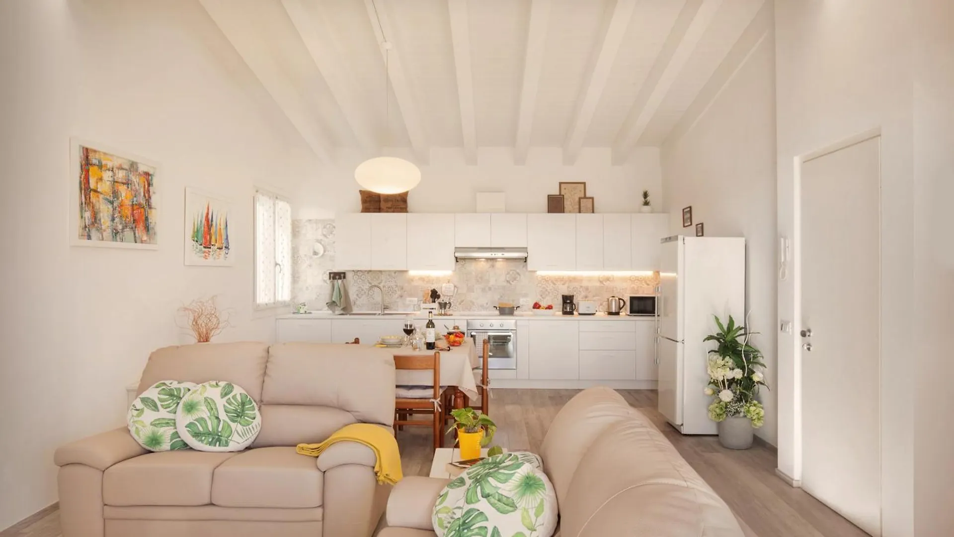 White Apartment In Marciaga Di Costermano