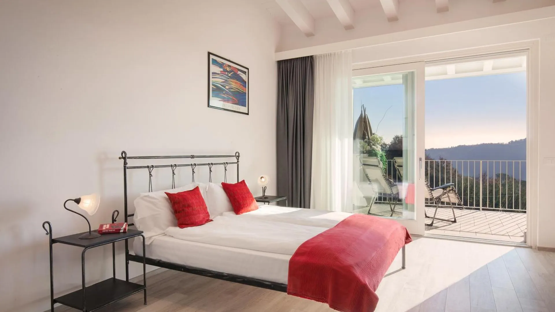 White Apartment In Marciaga Di Costermano