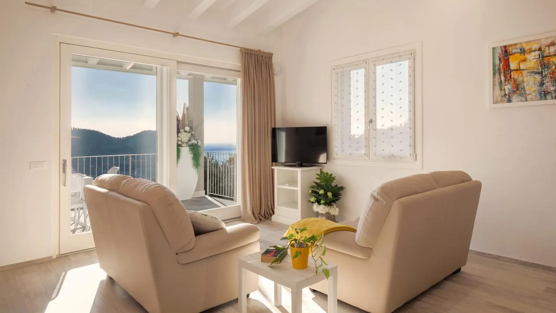 White Apartment In Marciaga Di Costermano 0*,  Itálie