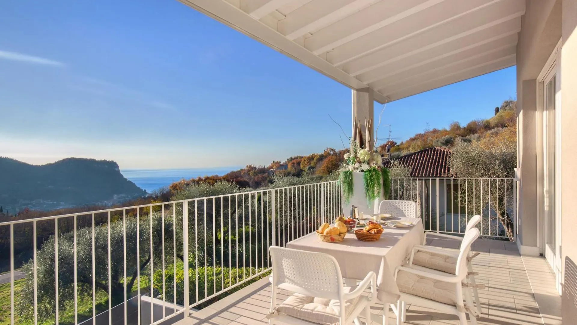 White Apartment In Marciaga Di Costermano
